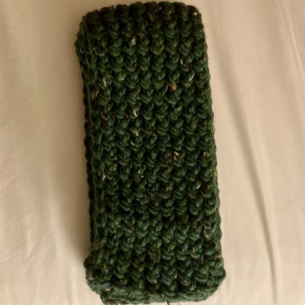 Handmade elegant green knit scarf for adults - Picture 2 of 6